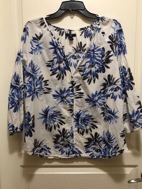 Gap Woman’s Medium white cotton top with blue floral lightweight